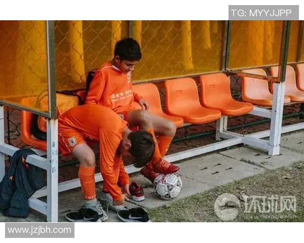 模仿足球球星长传技巧训练提高精准度与视野拓展的全方位训练方法